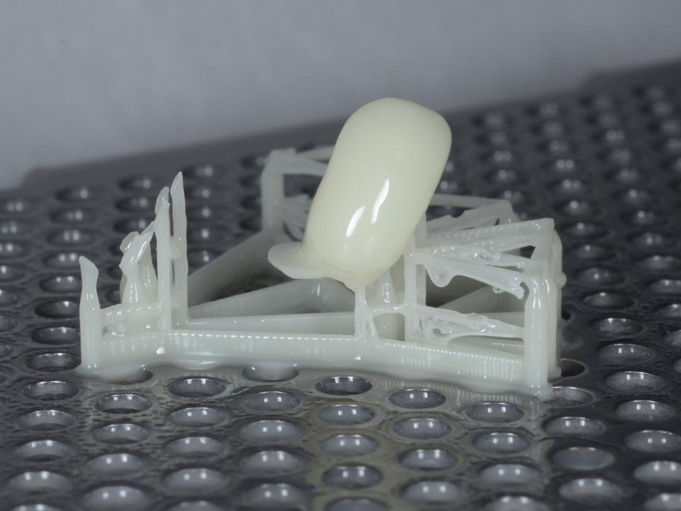 Fig. 2b: Fabricação aditiva de coroa provisória de implante (imagem cortesia de Dr. Yukihiro Takeda e TPD Kenta Matsuda)