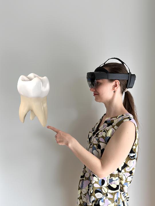 Fig. 6: Un esempio dell'uso potenziale di un dispositivo di realtà mista - dispositivo ottico see-through head-mounted nella formazione odontoiatrica