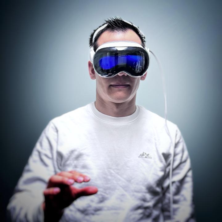 Fig. 7: Un esempio di dispositivo di realtà virtuale, presentato come un dispositivo video see-through montato sulla testa